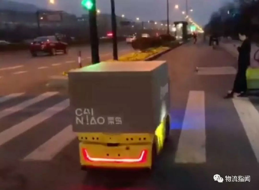视频曝光：菜鸟无人车开放道路测试，带货箱没有驾驶室，未来或有更大计划