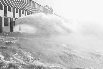 视频：无人机近距离拍摄大坝泄洪，感受大自然的力量