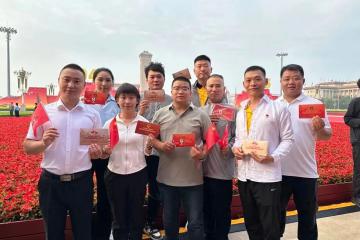 美团、京东、饿了么外卖小哥，集体参加阅兵观礼，太震撼了