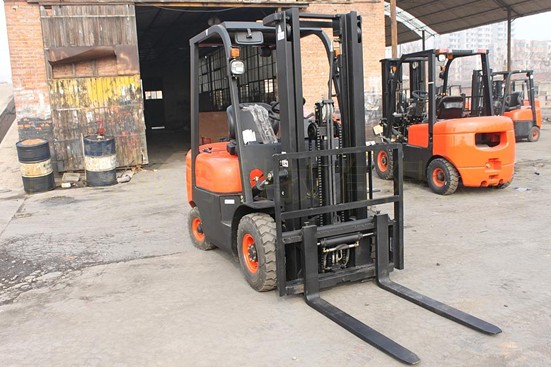 威肯1.8吨2级3米全自由门架 电子换挡柴油叉车